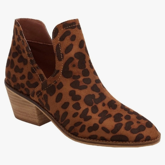 BEAST FASHION Shoes - Beast Fashion Western Short Ankle Pointed Toe Booties Leopard Print  Sz 8.5